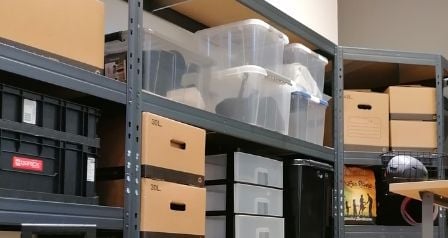 Kartonová krabice nebo plastový box?