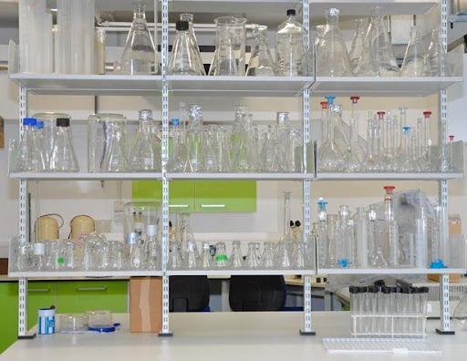 Celokovové regály ve školním laboratoři